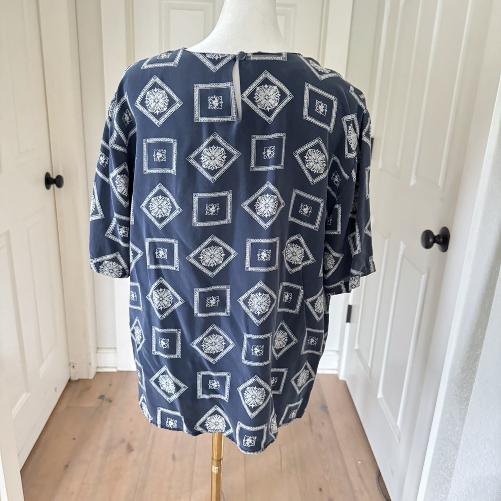 Vtg 90s Christie & Jill 100% Silk Blue Art Medallion Short Sleeve Blouse Boxy XL - Picture 4 of 10